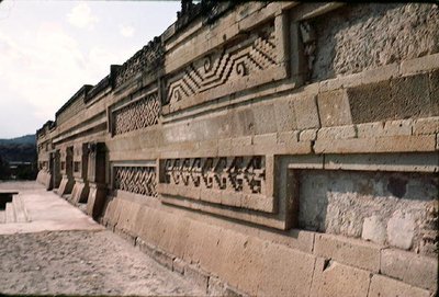 Binnenplaatsmuur met patroonstenen door Pre Columbian Pre Columbian